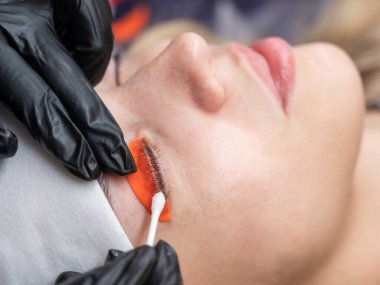 Beyaz kadın kirpik temizleme prosedüründen geçiyor.