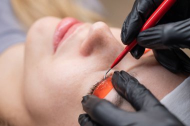 Beyaz kadın kirpik temizleme prosedüründen geçiyor.