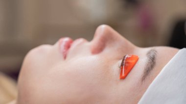 Beyaz kadın kirpik temizleme prosedüründen geçiyor.