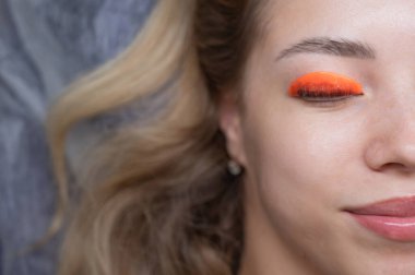 Kirpik kaplama prosedüründen geçen beyaz bir kadın. Üst görünüm