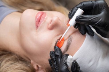 Beyaz kadın kirpik temizleme prosedüründen geçiyor.