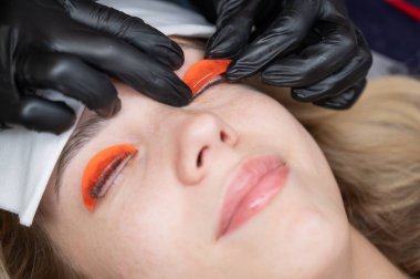 Usta kirpik temizleme işleminden önce silindiri bırakır.