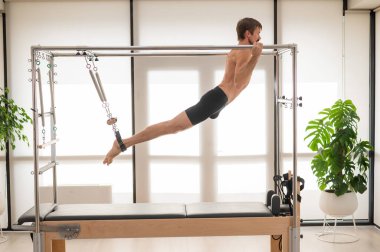 Bir adam yenilikçi bir makine üzerinde hava tatbikatları yapıyor.