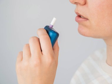 Elektronik sigara içen beyaz bir kadın. Tütün ısıtma sistemi