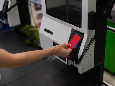 Modern Perakende Mağazasında Canlı Alışveriş Deneyimi