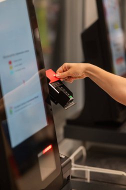 Modern Perakende Mağazasında Canlı Alışveriş Deneyimi