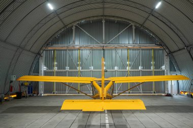 Sarı uçak, hangarda.