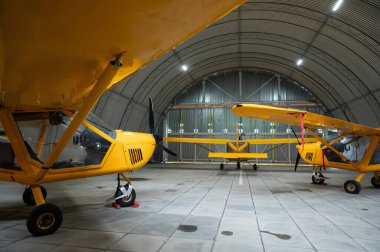 Sarı uçak, hangarda.