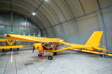Sarı uçak, hangarda.