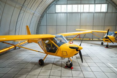 Sarı uçak, hangarda.