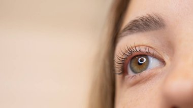 Kirpik kaplama prosedüründen sonra bir kadının gözlerine yakın çekim