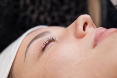 Salonda Profesyonel Kirpik Uzatma Uygulama Süreci