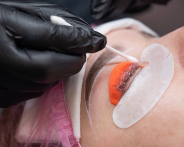 Profesyonelce kaplama ve kirpik boyama süreci.