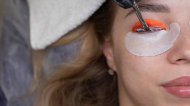 Beyaz kadın kirpik temizleme prosedüründen geçiyor.