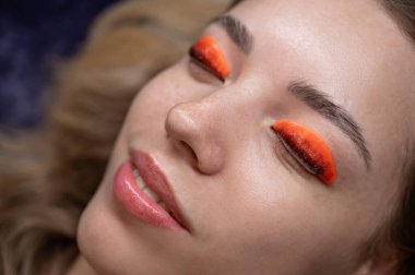 Beyaz kadın kirpik temizleme prosedüründen geçiyor.