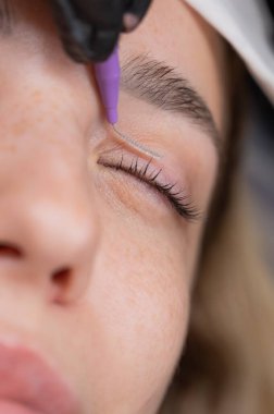 Salonda Profesyonel Kirpik Uzatma Uygulama Süreci