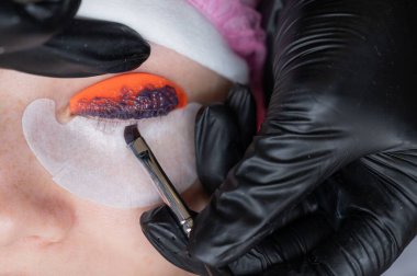 Profesyonelce kaplama ve kirpik boyama süreci.