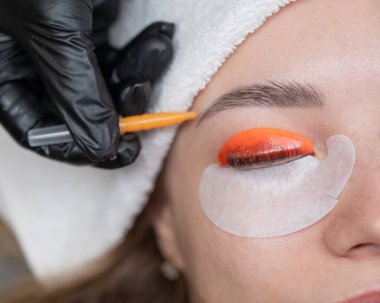 Beyaz kadın kirpik temizleme prosedüründen geçiyor.