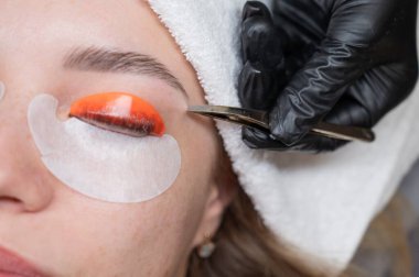 Beyaz kadın kirpik temizleme prosedüründen geçiyor.