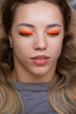 Kirpik kaplama prosedüründen geçen beyaz bir kadın. Üst görünüm