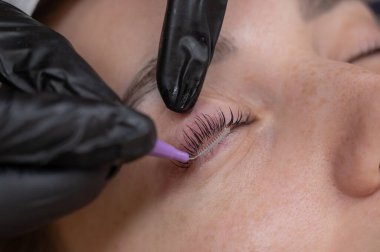 Salonda Profesyonel Kirpik Uzatma Uygulama Süreci