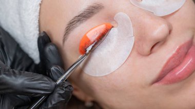 Beyaz kadın kirpik temizleme prosedüründen geçiyor.