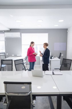 Meslektaşlar kahve içip iş arasında konuşurlar.