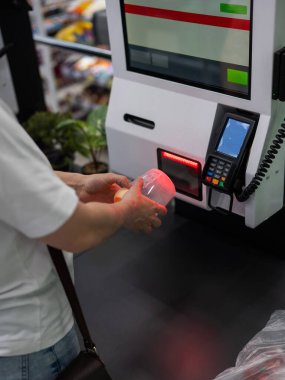 Bir kadın kendini kontrol eden eşyaları tarar.