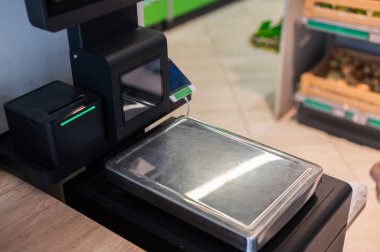 İnsan olmayan bir mağazada self-servis hesabı.