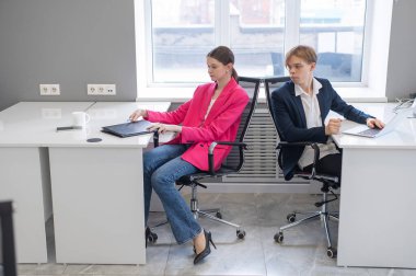 İş yerinde iş arkadaşları iletişim kurar