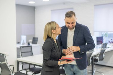 İş arkadaşları ofiste belge okuyorlar