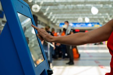 Havaalanındaki dokunmatik ekran kiosk ile etkileşim