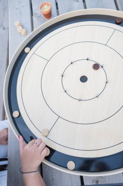 Stratejik Oyun Parçaları Tahta Tahta Crokinole üzerinde