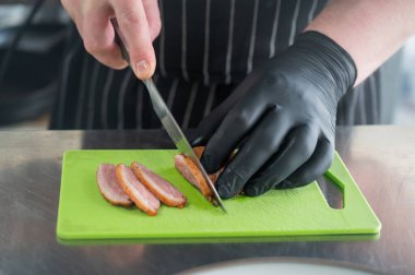 Şef ördeği dilimliyor.