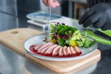 Şef ördek rostosu servis ediyor.