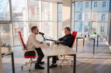 İki Kafkasyalı Ses Podcast 'i kaydediyor