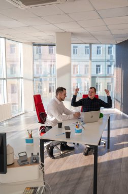 İki Kafkas erkeği işte başarıyı kutluyor