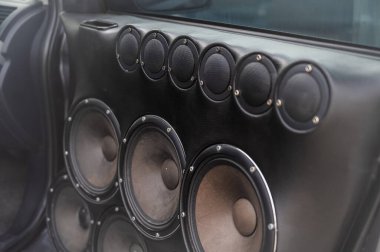 Gelişmiş Ses için Çoklu Hoparlörlü Güçlü Araba Ses Ayarları