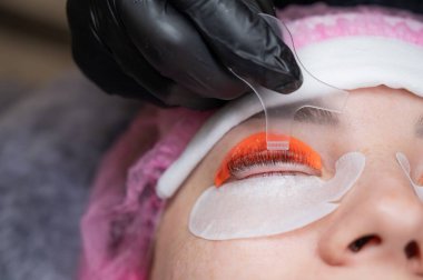 Beyaz kadın kirpik temizleme prosedüründen geçiyor.