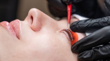 Beyaz kadın kirpik temizleme prosedüründen geçiyor.