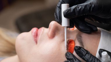 Beyaz kadın kirpik temizleme prosedüründen geçiyor.