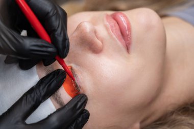 Beyaz kadın kirpik temizleme prosedüründen geçiyor.