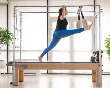 Reformcu Üzerinde Pilates Yapan Odaklanmış Kadın