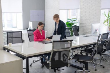 Beyaz adam astlarına talimat veriyor.