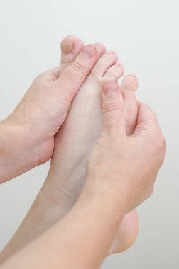 Bir kadının ayağına masaj yapılıyor.