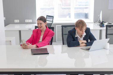 Kafkasyalı İş kadını Smartphone kullanırken, meslektaşının iş yerinde sorunları var