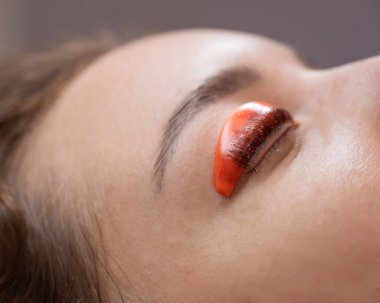 Beyaz kadın kirpik temizleme prosedüründen geçiyor.