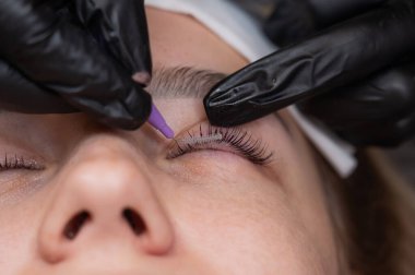 Salonda Profesyonel Kirpik Uzatma Uygulama Süreci