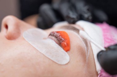 Profesyonelce kaplama ve kirpik boyama süreci.