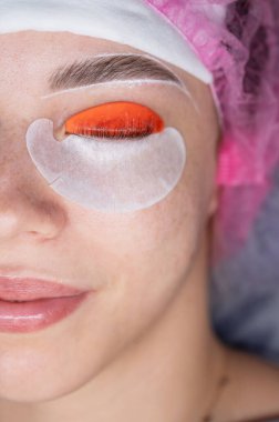 Kirpik kaplama prosedüründen geçen beyaz bir kadın. Üst görünüm